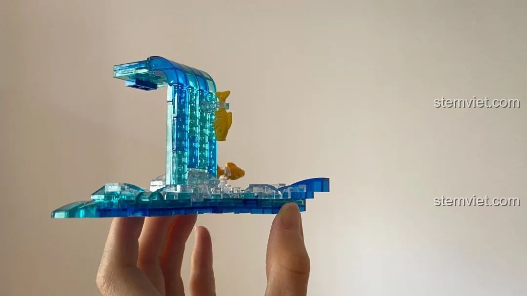 Giá đỡ điện thoại hình sóng nước trong suốt của bộ đồ chơi lắp ghép Pantasy 61008 Tivi Cổ Điển, có thể dùng làm phụ kiện.