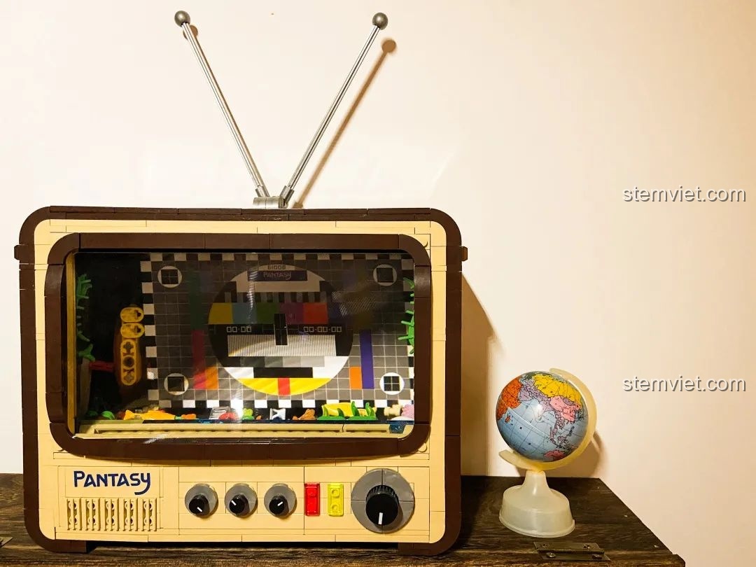 Mô hình Tivi Cổ Điển Pantasy 61008 đã hoàn thiện, hiển thị màn hình test PM5544 và ăng-ten.