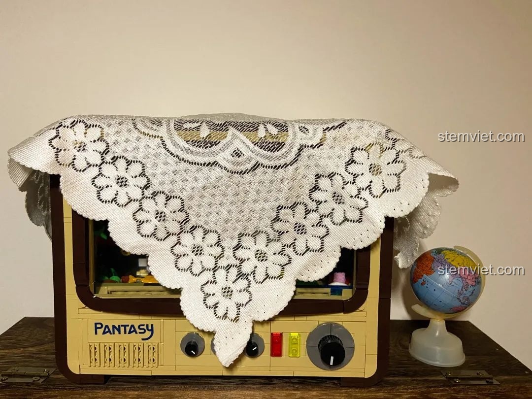 Chiếc khăn trải bàn retro đi kèm bộ đồ chơi lắp ghép Pantasy 61008 Tivi Cổ Điển, được đóng gói cẩn thận.