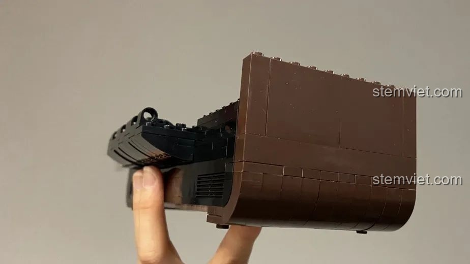 Mô hình Tivi Cổ Điển Pantasy 61008 được phủ khăn trải bàn retro, tạo không gian hoài cổ.