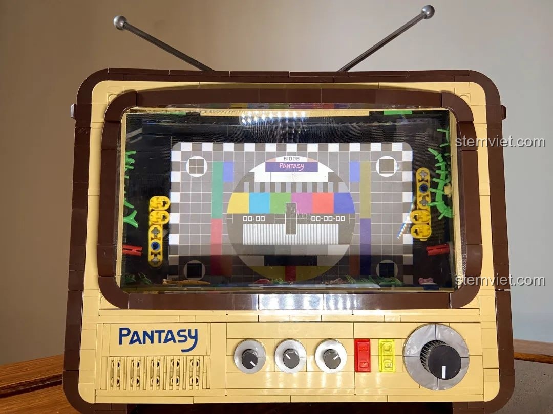 Màn hình test PM5544 của mô hình Tivi Cổ Điển Pantasy 61008 được chiếu sáng, tạo hiệu ứng sống động.