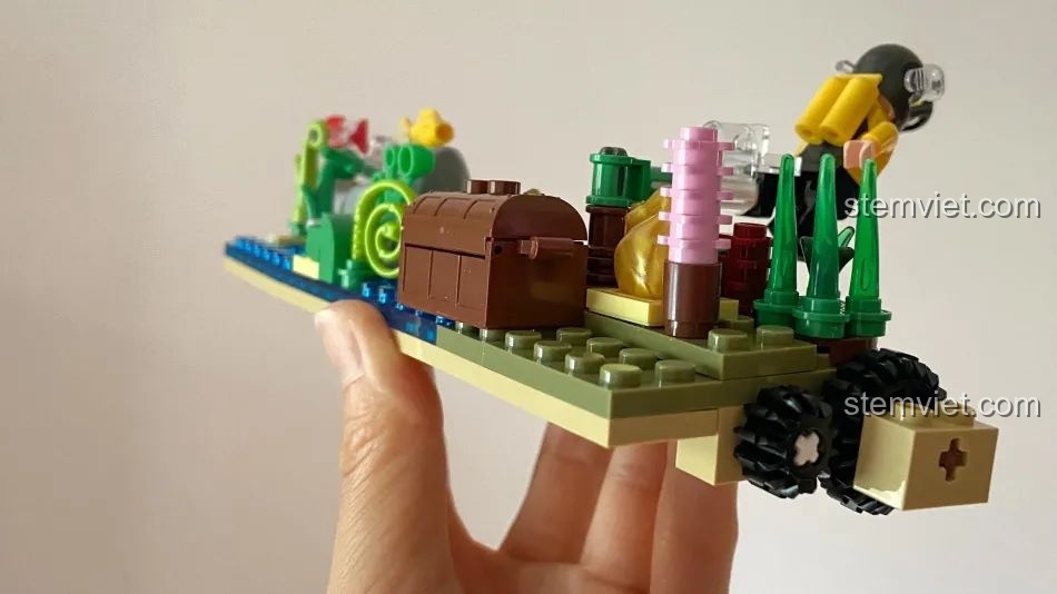 Mặt sau của bể cá mini trong mô hình Tivi Cổ Điển Pantasy 61008, hiển thị các chi tiết ẩn và bánh xe.