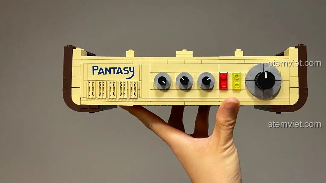 Phần thân chính của mô hình Tivi Cổ Điển Pantasy 61008 đang được lắp ráp, hiển thị các nút điều khiển và logo Pantasy.