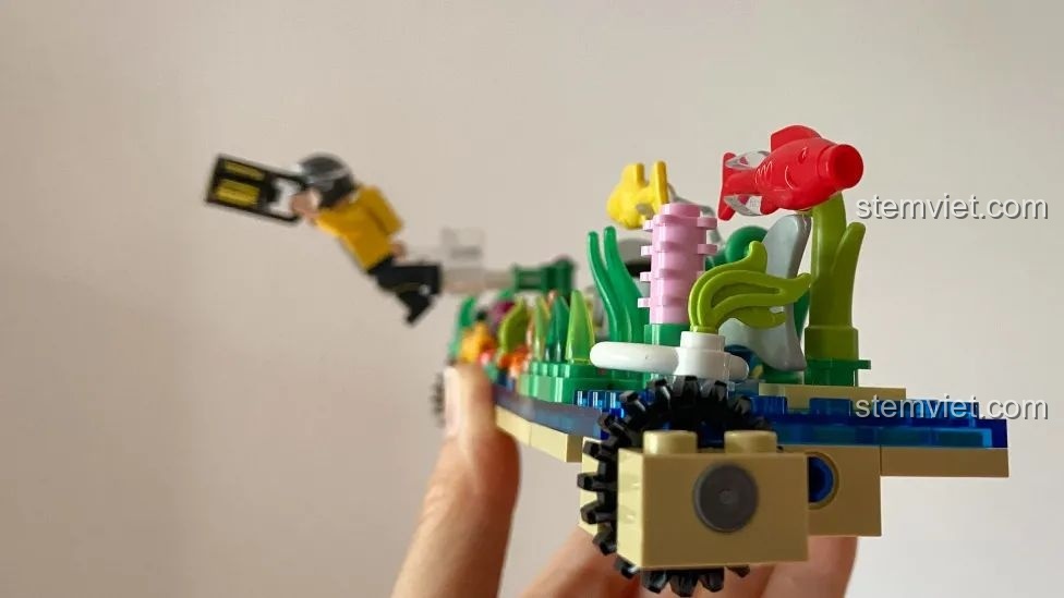 Minifigure thợ lặn của bộ đồ chơi lắp ghép Pantasy 61008 Tivi Cổ Điển, với các khớp nối linh hoạt.