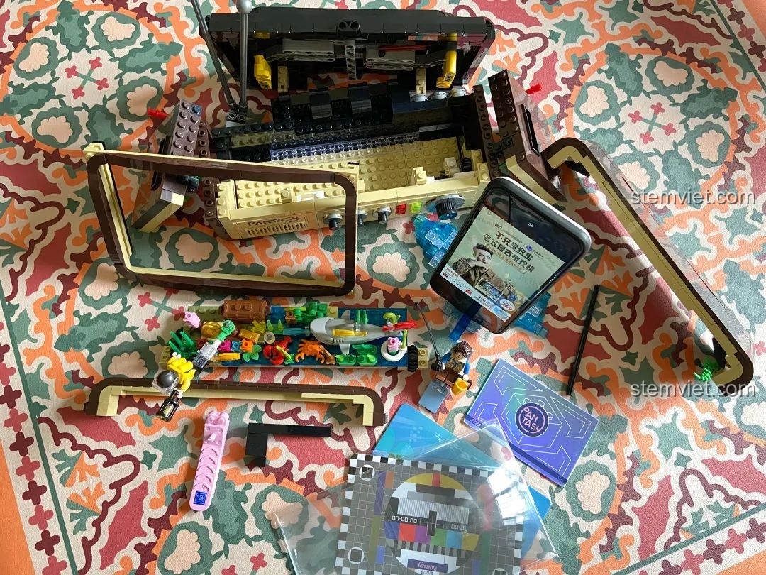 Toàn cảnh các mảnh ghép, phụ kiện và sách hướng dẫn của bộ đồ chơi lắp ghép Pantasy 61008 Tivi Cổ Điển sau khi mở hộp.