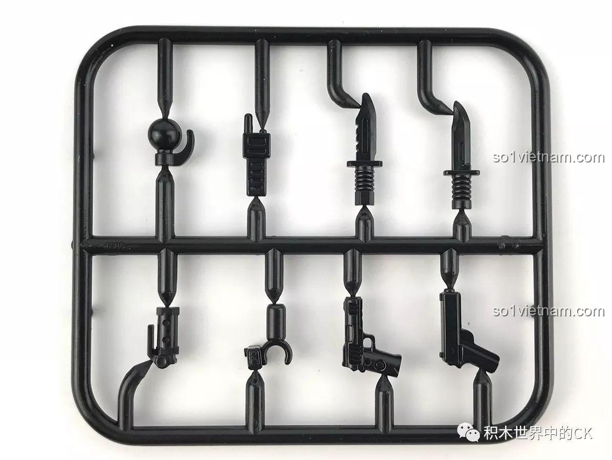 Bảng vũ khí đi kèm bộ Pháo Binh Thiên Yết Cindy Xingbao XB-06011 với súng trường, súng lục, dao găm, bộ đàm, đa dạng phụ kiện.