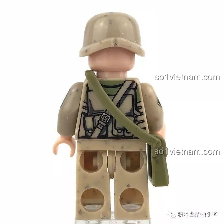 Mặt sau minifigure Cindy của Pháo Binh Thiên Yết Cindy Xingbao XB-06011, thể hiện các chi tiết in ấn sắc nét trên trang phục.