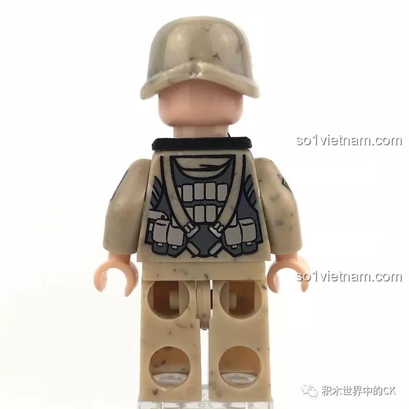 Mặt sau minifigure Tân binh A của Pháo Binh Thiên Yết Cindy Xingbao XB-06011, chi tiết in ấn trên trang phục quân sự.