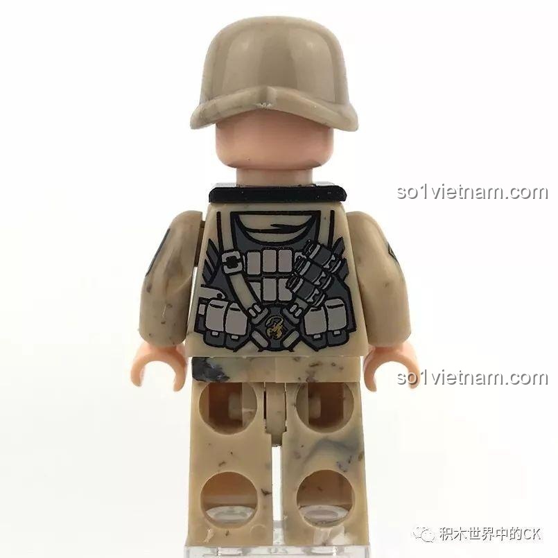 Mặt sau minifigure Tân binh B của Pháo Binh Thiên Yết Cindy Xingbao XB-06011, chi tiết in ấn trên trang phục quân sự.