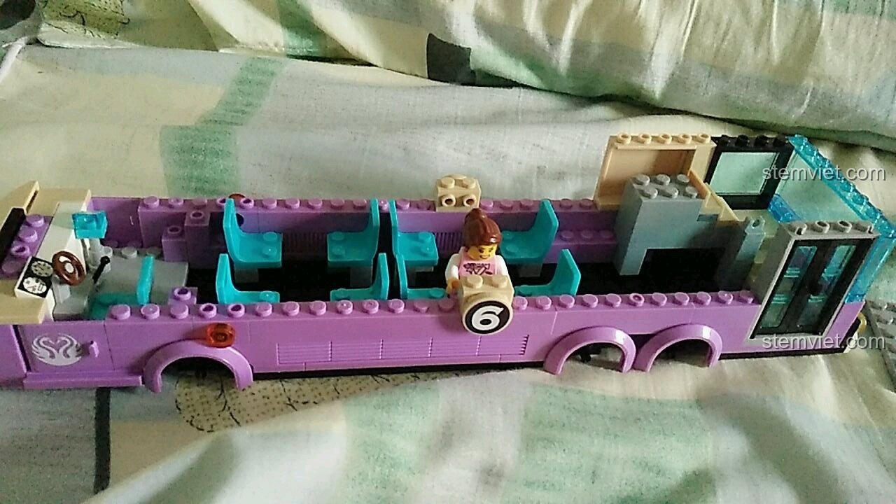 Minifigure hướng dẫn viên du lịch gắn biển số xe lên thân xe buýt QMAN 1123.