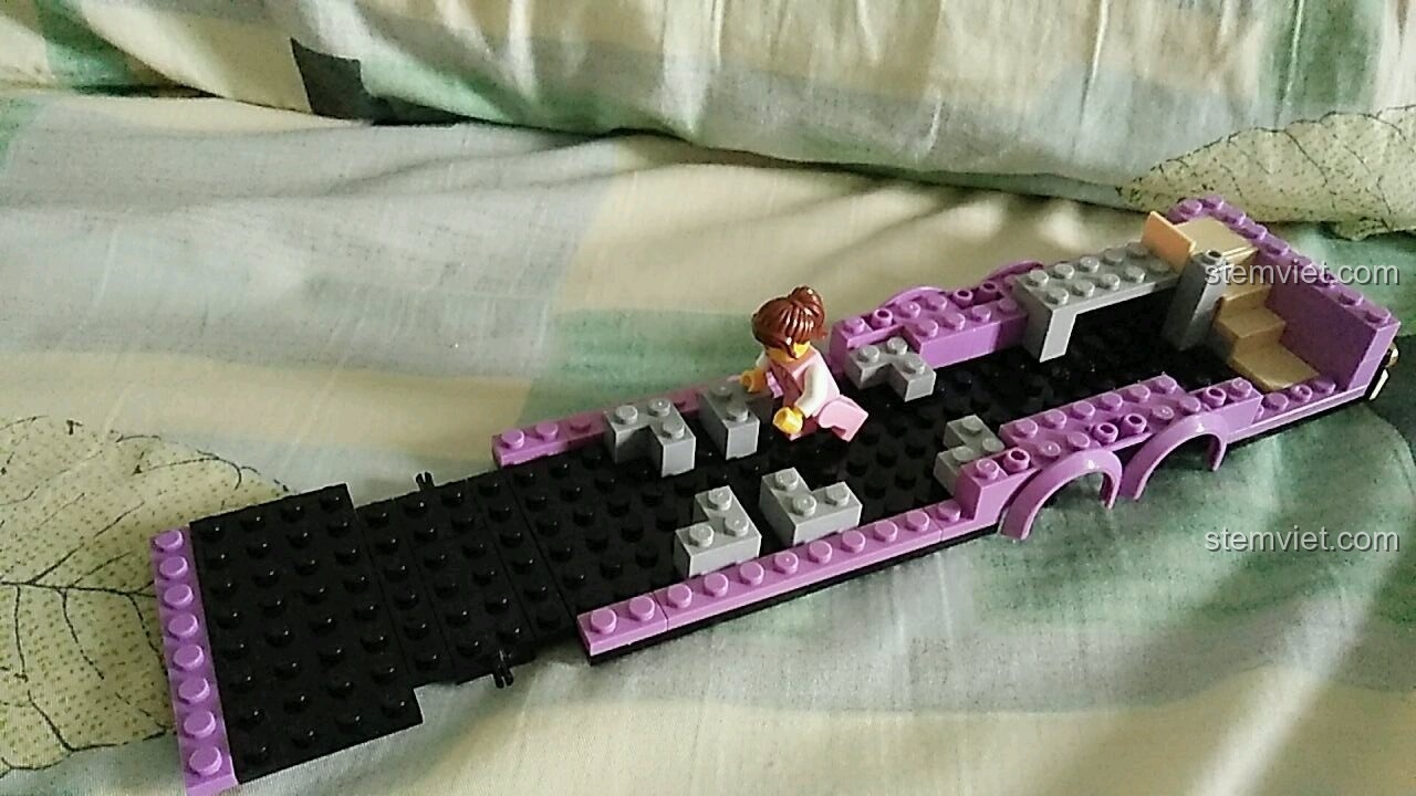 Minifigure hướng dẫn viên du lịch lắp ráp cầu thang lên tầng hai của xe buýt QMAN 1123.