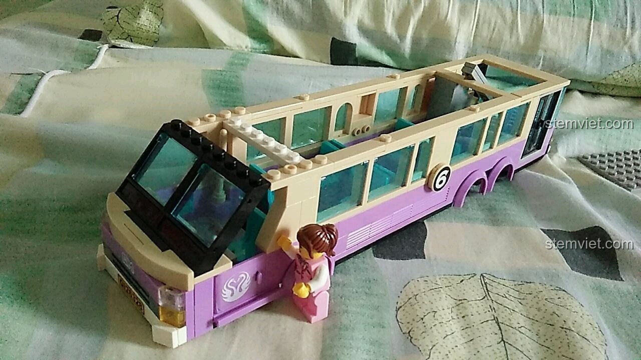 Phần thân xe buýt QMAN 1123 với cửa sổ mở được và khung xe chắc chắn.