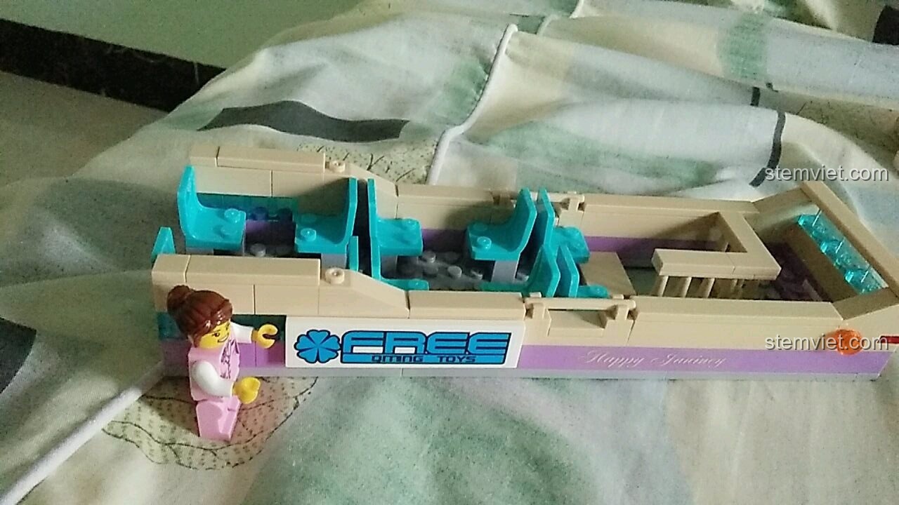 Logo QMAN được dán trên thân xe buýt du lịch QMAN 1123.