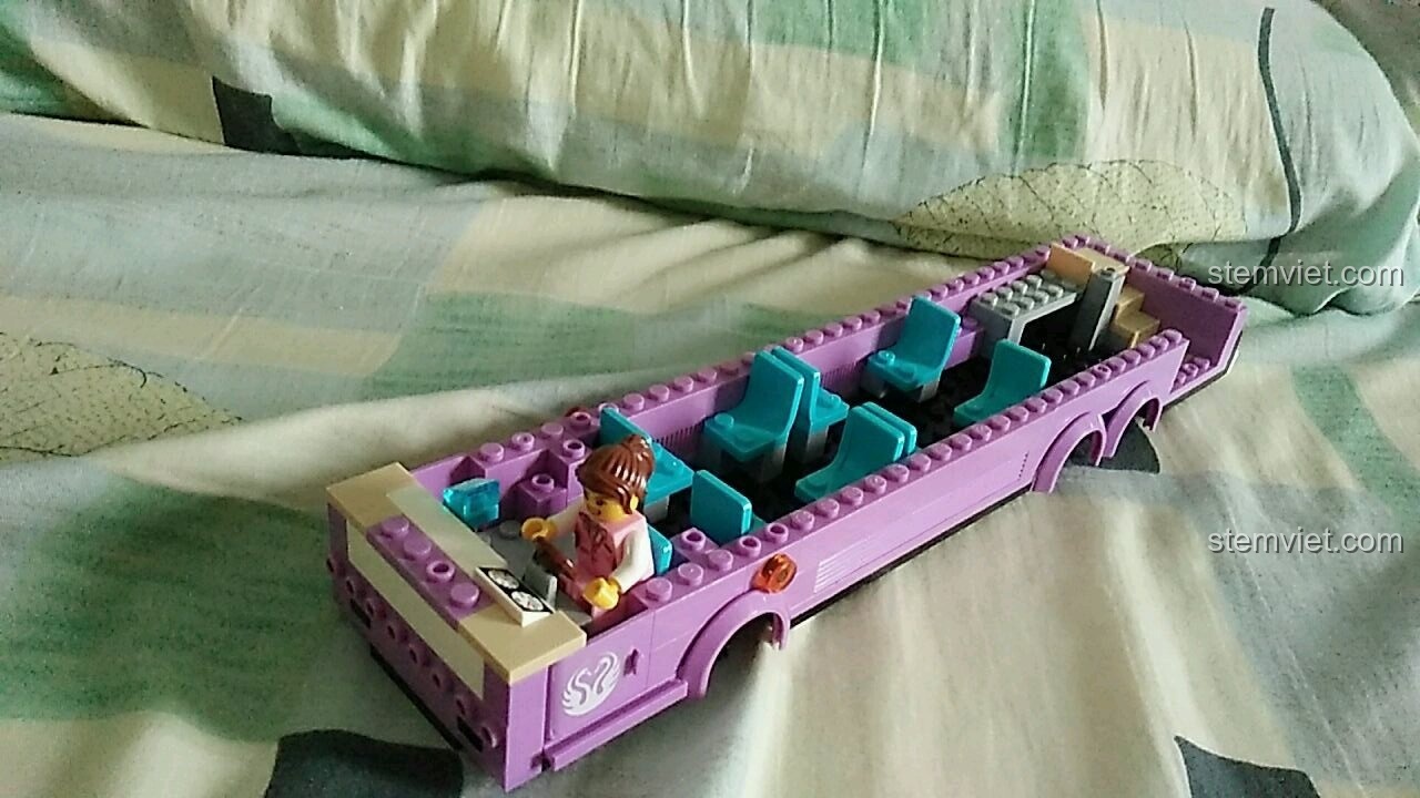 Phần thân xe buýt QMAN 1123 với ghế ngồi và cabin lái đã được lắp ráp.