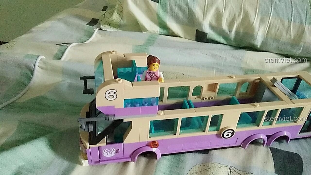 Minifigure hướng dẫn viên du lịch ngồi ở tầng hai của xe buýt QMAN 1123.