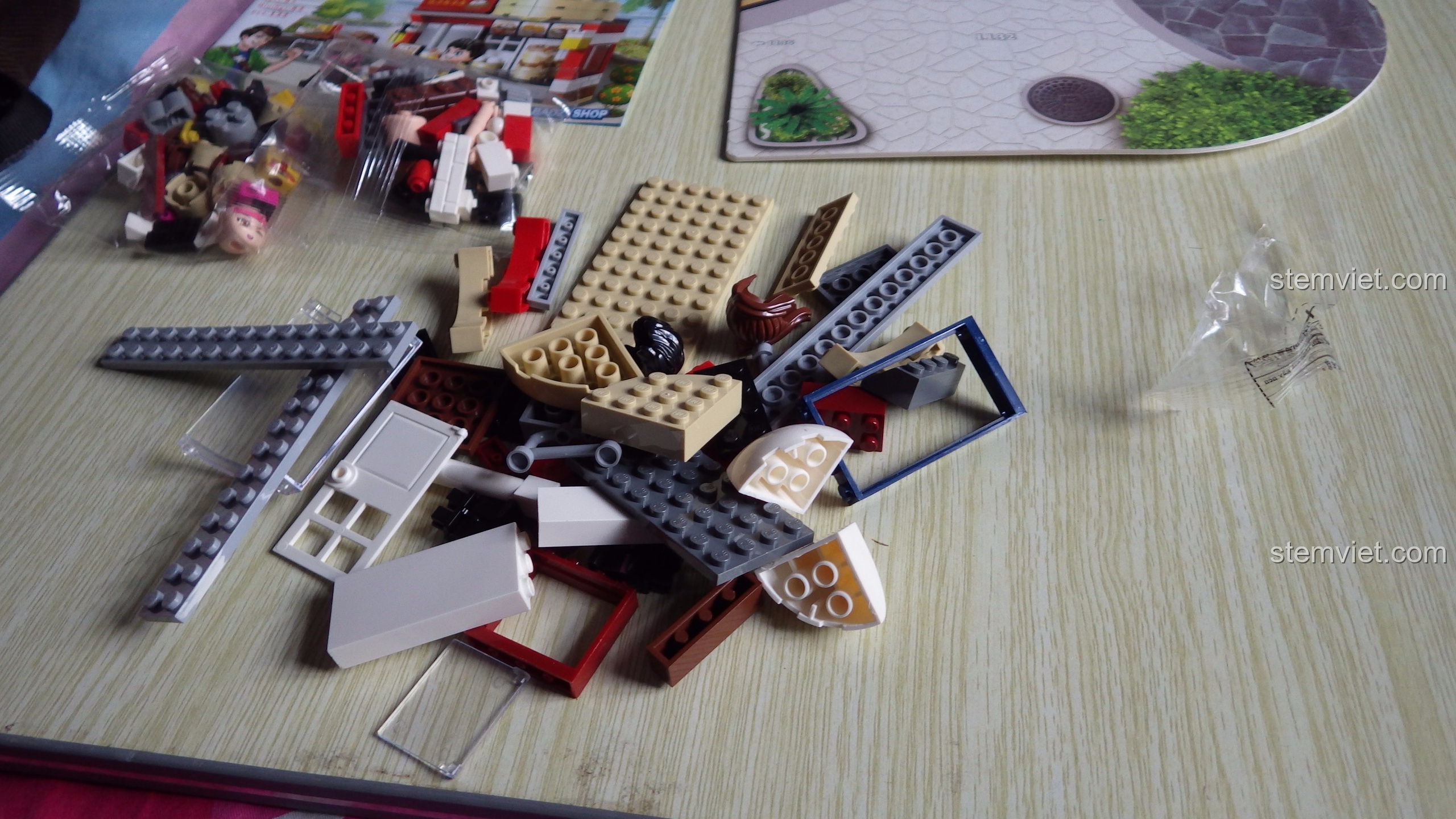 Các mảnh ghép chi tiết của bộ lắp ráp QMAN 1132 Tiệm Bánh Bao Yuezao, với nhiều màu sắc và hình dạng khác nhau.