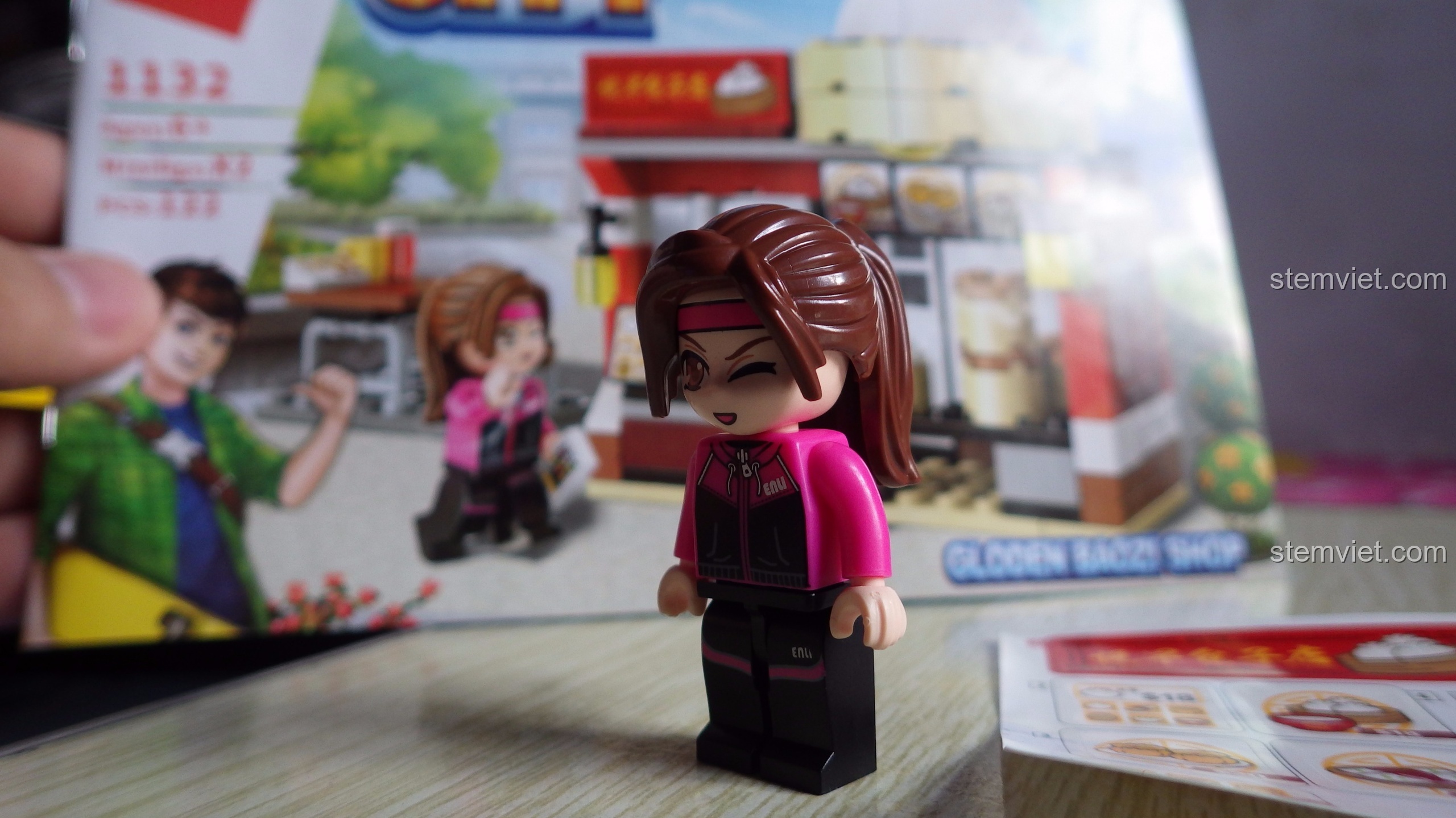 Cận cảnh nhân vật Nana trong bộ lắp ráp QMAN 1132 Tiệm Bánh Bao Yuezao, với phong cách chibi dễ thương.