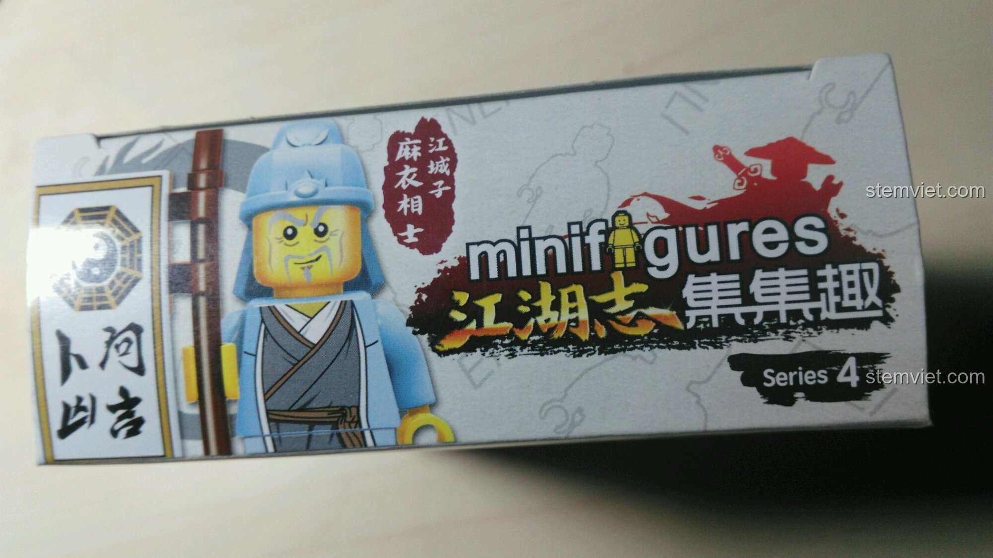Mặt bên hộp QMAN 1504 Minifigure Giang Hồ Ký, hình ảnh rõ nét của Thầy Bói Mayi Xiangshi.