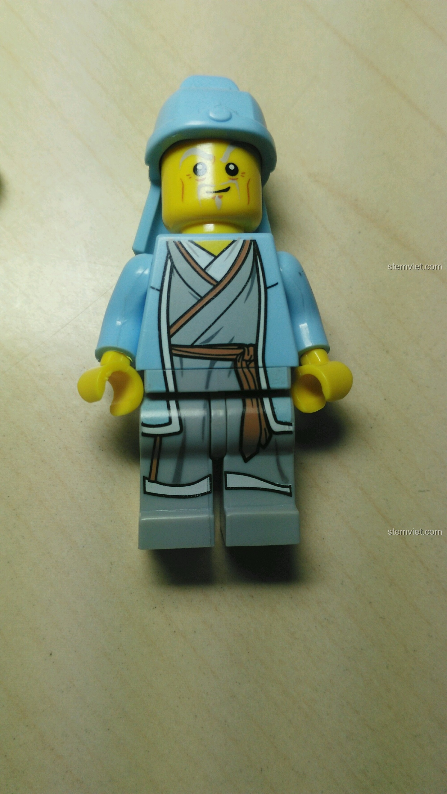 Cận cảnh minifigure Thầy Bói Mayi Xiangshi QMAN 1504 Giang Hồ Ký, chi tiết in ấn sắc nét.