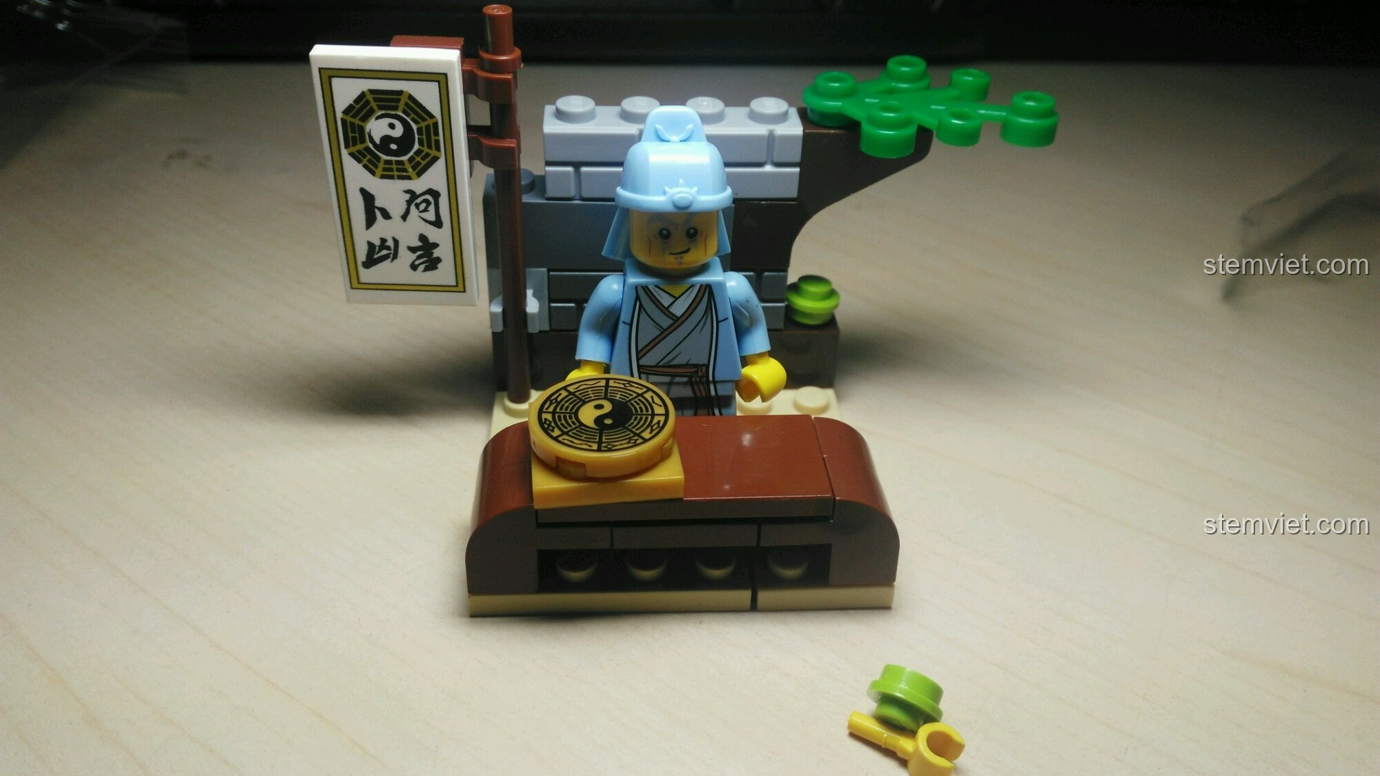 Mô hình hoàn thiện Thầy Bói Mayi Xiangshi QMAN 1504 Minifigure Giang Hồ Ký với bàn bói toán.