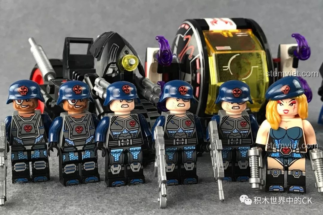 Cận cảnh các nhân vật minifigure phe phản diện từ series QMAN 2701-2704 The High-Tech Era, với trang phục màu xanh đậm và đen.