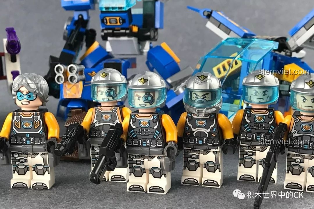 Cận cảnh các nhân vật minifigure phe chính diện từ series QMAN 2701-2704 The High-Tech Era, với trang phục màu vàng và xanh.