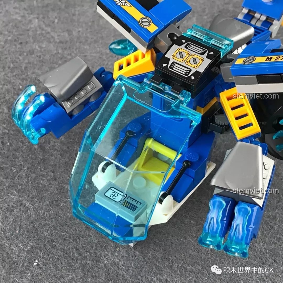 Cận cảnh buồng lái của Chiến Đấu Cơ Ngọn Lửa Xanh QMAN 2701, với ghế ngồi và bảng điều khiển.