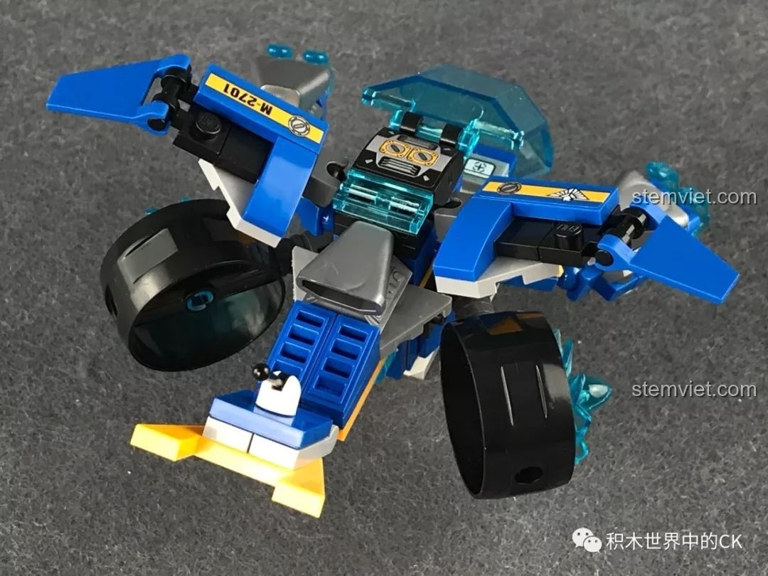 Mô hình Chiến Đấu Cơ Ngọn Lửa Xanh QMAN 2701 ở tư thế bay, thể hiện khả năng linh hoạt của các khớp cầu.