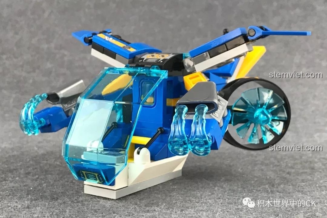 Mô hình Chiến Đấu Cơ Ngọn Lửa Xanh QMAN 2701 đã hoàn thành, với thiết kế màu xanh dương và các chi tiết trong suốt.