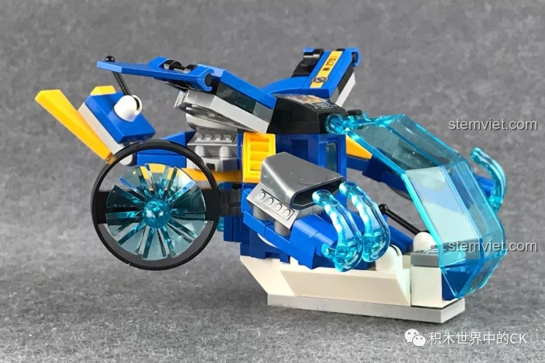 Góc nhìn nghiêng của mô hình Chiến Đấu Cơ Ngọn Lửa Xanh QMAN 2701, cho thấy phần cánh quạt và buồng lái trong suốt.