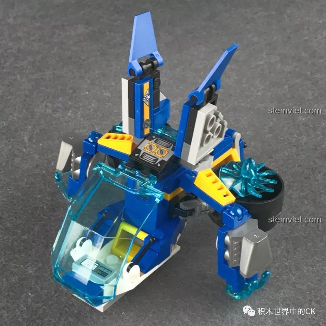 Mô hình Chiến Đấu Cơ Ngọn Lửa Xanh QMAN 2701 ở tư thế đứng, thể hiện khả năng biến đổi linh hoạt.