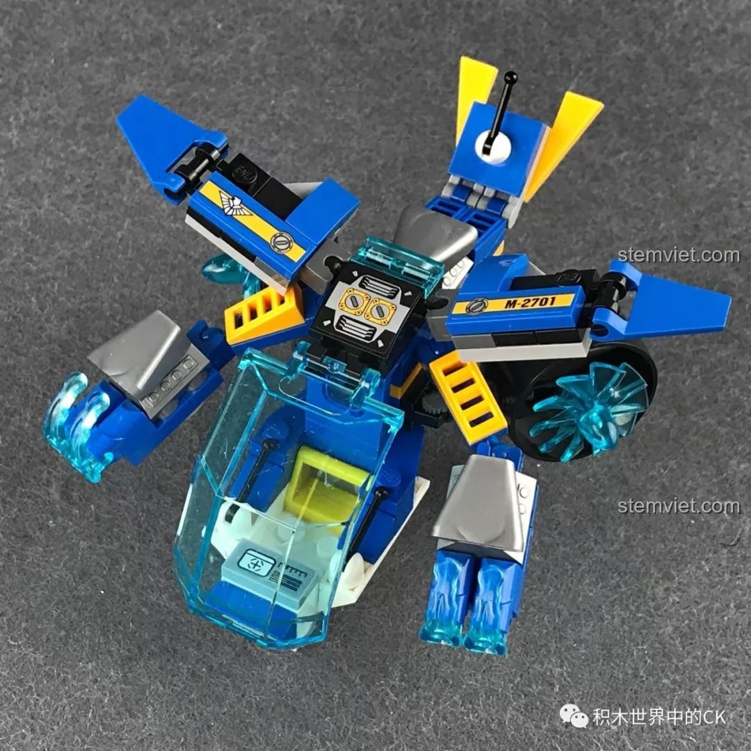 Góc nhìn từ trên xuống của mô hình Chiến Đấu Cơ Ngọn Lửa Xanh QMAN 2701, cho thấy các chi tiết cánh và động cơ.