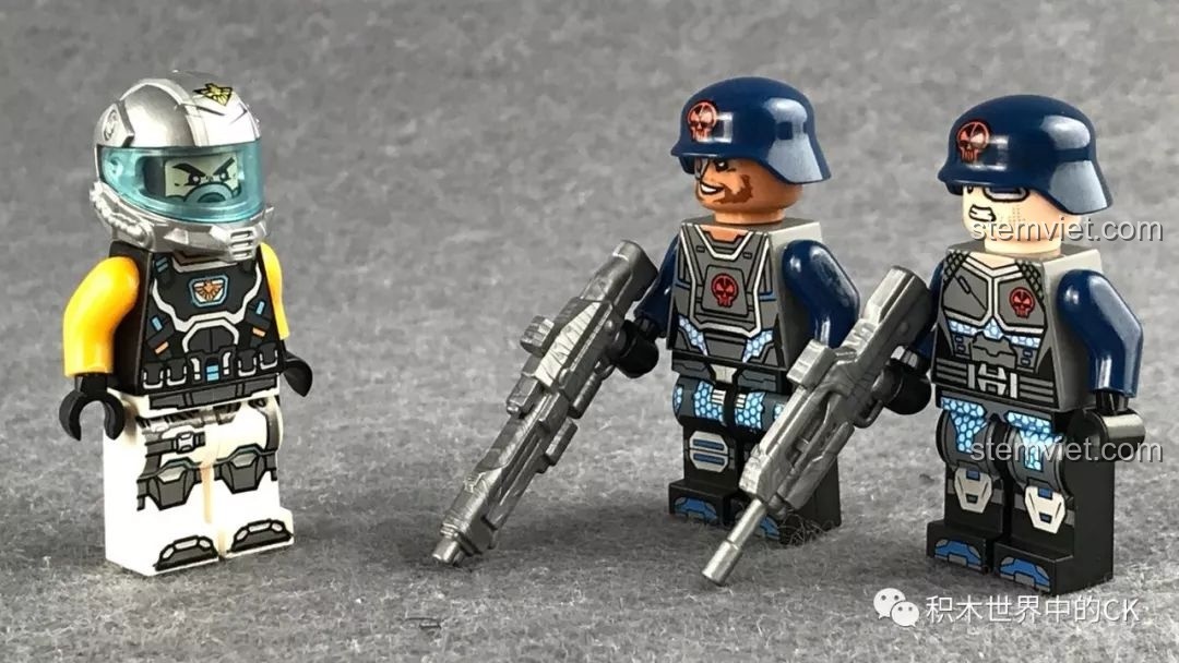 Ba nhân vật minifigure QMAN 2701 Chiến Đấu Cơ Ngọn Lửa Xanh cầm vũ khí, sẵn sàng cho trận chiến.