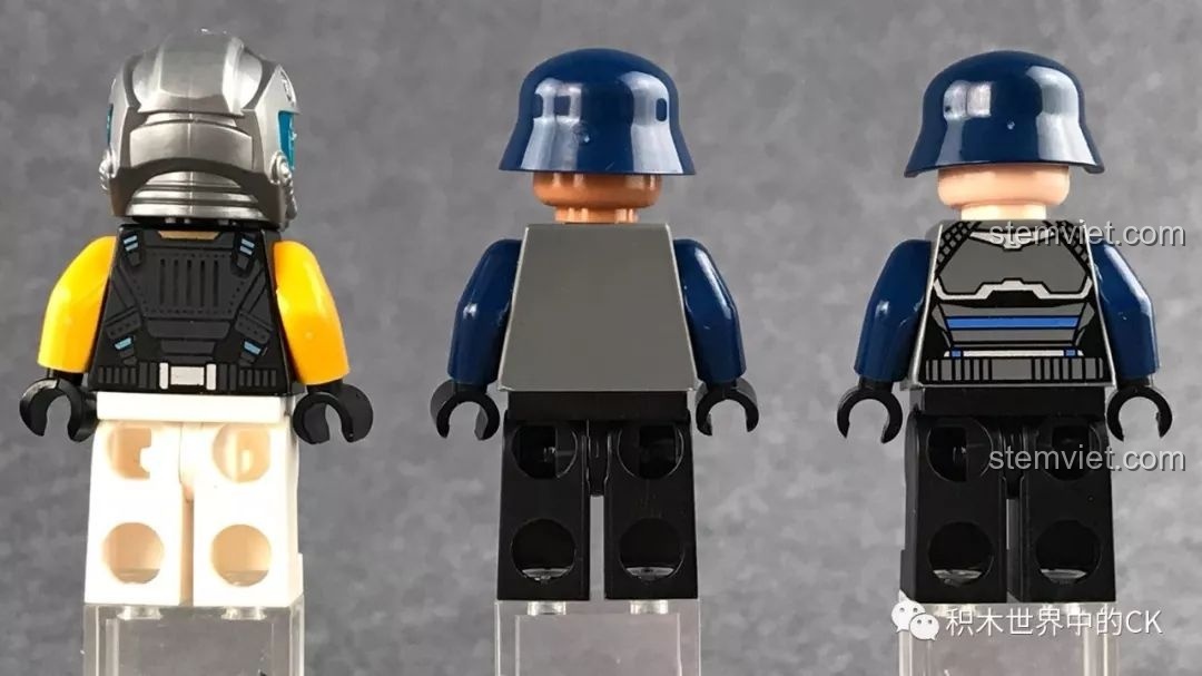 Mặt sau của ba nhân vật minifigure QMAN 2701 Chiến Đấu Cơ Ngọn Lửa Xanh, hiển thị chi tiết trang phục và giáp.