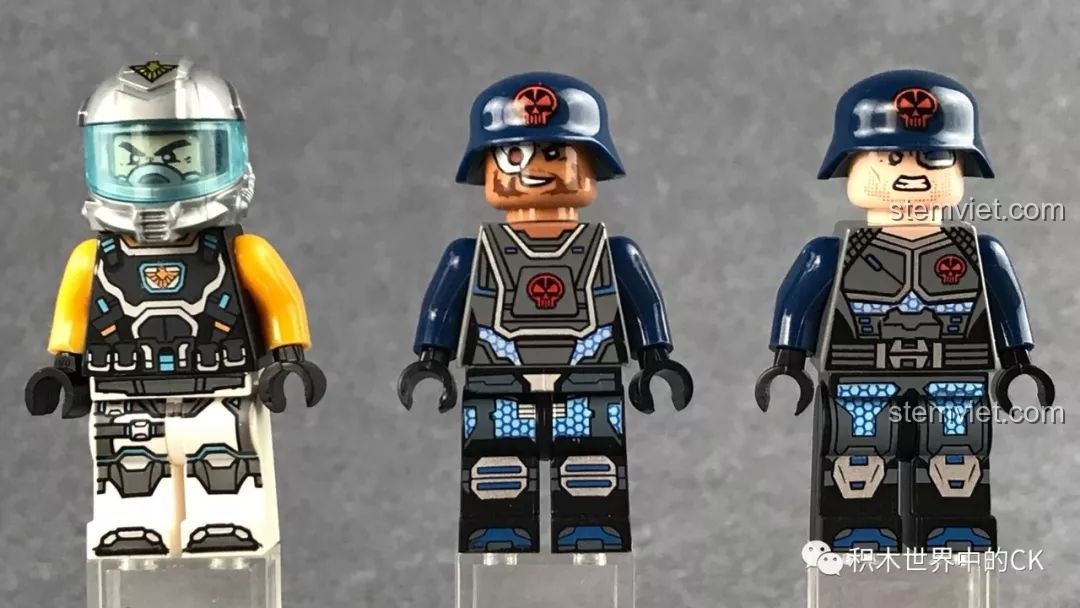 Ba nhân vật minifigure đi kèm bộ đồ chơi lắp ráp QMAN 2701 Chiến Đấu Cơ Ngọn Lửa Xanh, với trang phục và mũ bảo hiểm khác nhau.