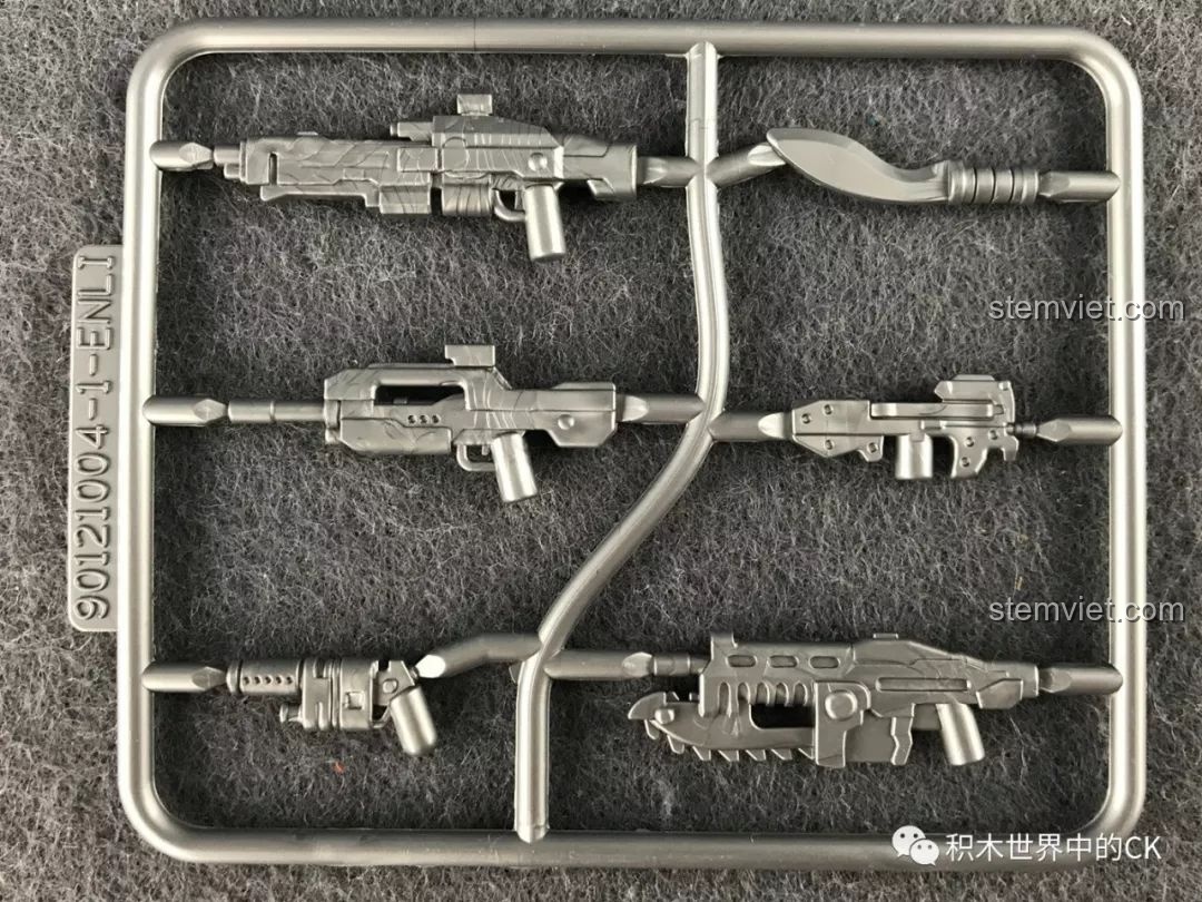 Bảng mảnh ghép vũ khí đi kèm bộ đồ chơi lắp ráp QMAN 2701 Chiến Đấu Cơ Ngọn Lửa Xanh, với nhiều loại súng và dao.