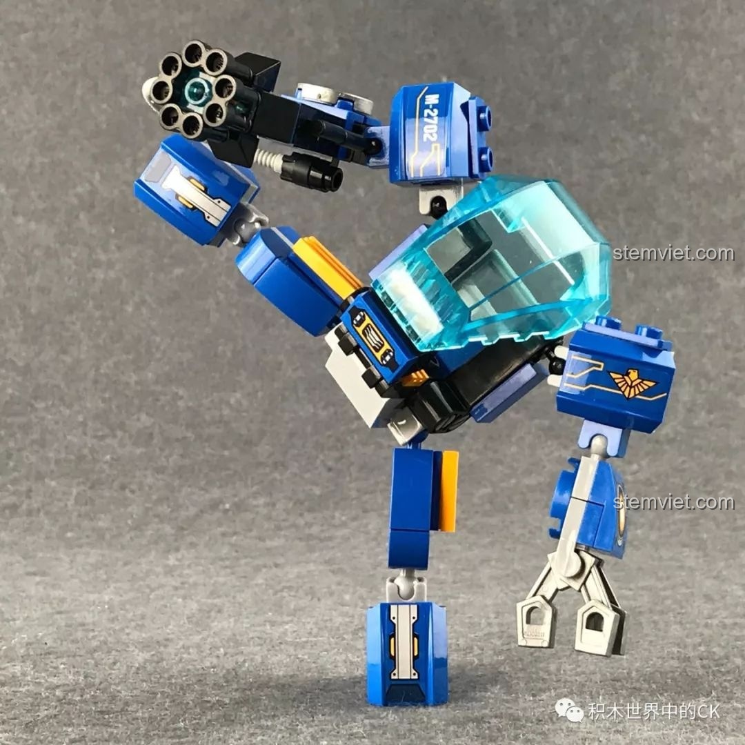 Mô hình Người Máy Khổng Lồ QMAN 2702 ở tư thế chiến đấu, thể hiện khả năng cử động linh hoạt.