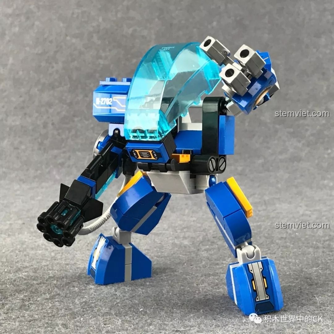 Mô hình Người Máy Khổng Lồ QMAN 2702 ở tư thế chiến đấu mạnh mẽ, sẵn sàng tấn công.