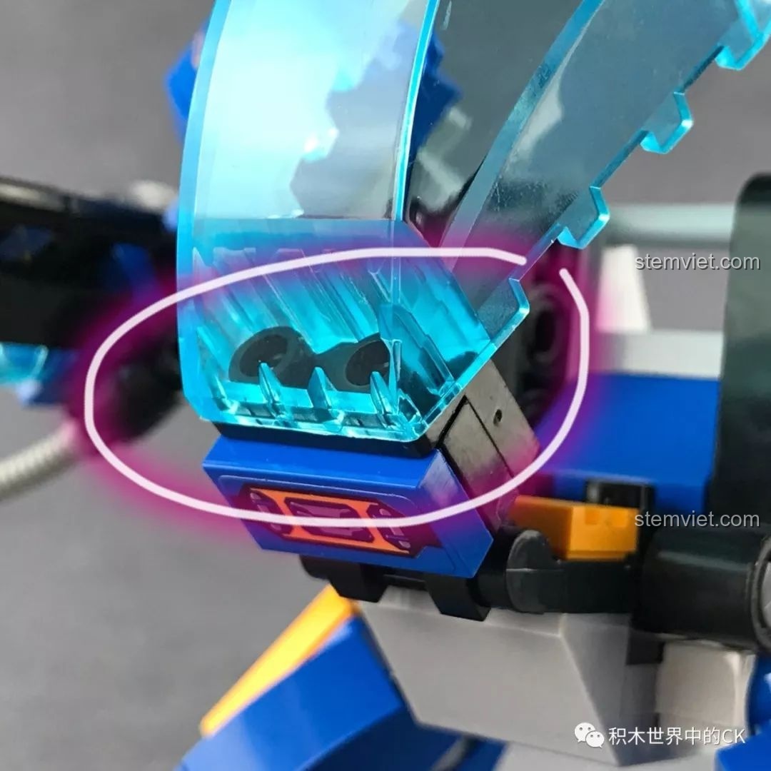 Cận cảnh điểm yếu của buồng lái Người Máy Khổng Lồ QMAN 2702, nắp trong suốt dễ bị rơi ra.