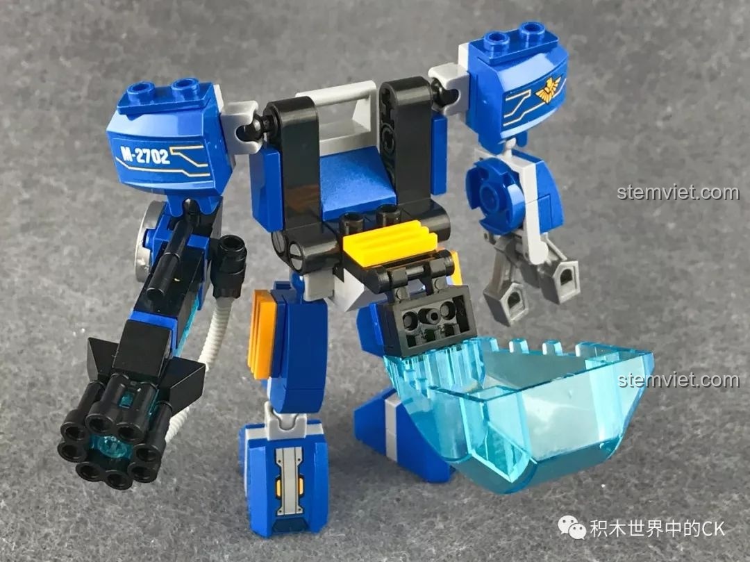 Mô hình Người Máy Khổng Lồ QMAN 2702 với buồng lái mở, cho thấy không gian bên trong.