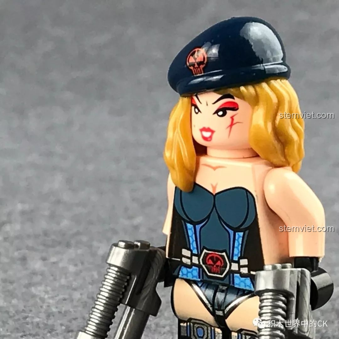 Cận cảnh nhân vật nữ chiến binh minifigure từ bộ QMAN 2702 Người Máy Khổng Lồ, với chi tiết trang phục và biểu cảm.