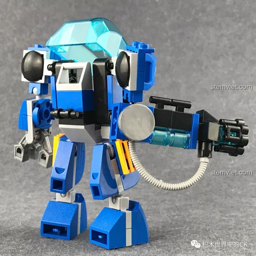 Góc nhìn từ phía sau của mô hình Người Máy Khổng Lồ QMAN 2702, hiển thị chi tiết giáp và khớp nối.