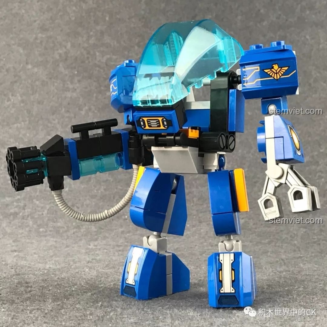 Mô hình Người Máy Khổng Lồ QMAN 2702 đã hoàn thành, với màu xanh dương chủ đạo và khẩu súng máy lớn.