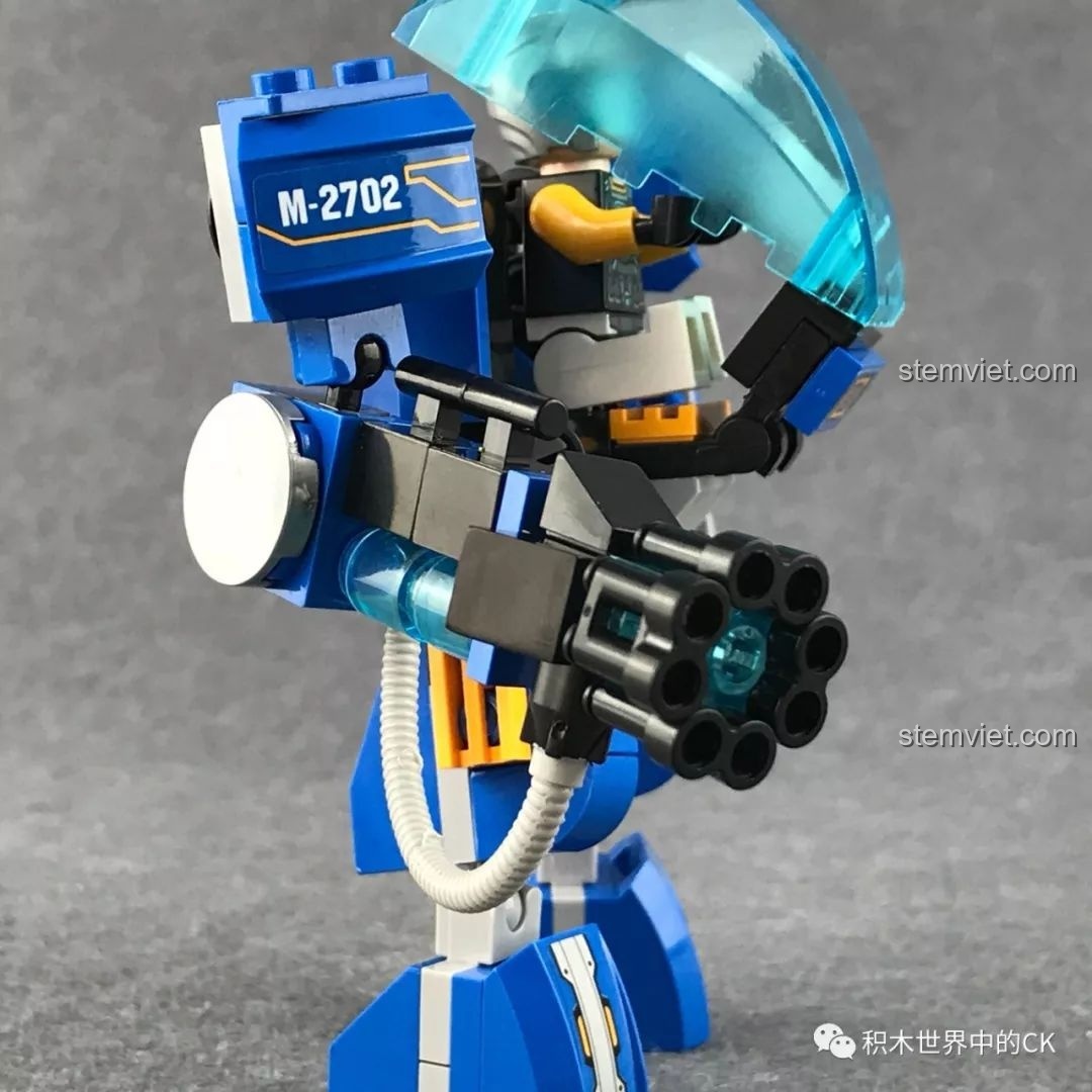 Mô hình Người Máy Khổng Lồ QMAN 2702 với khẩu súng máy ở tay phải, sẵn sàng chiến đấu.