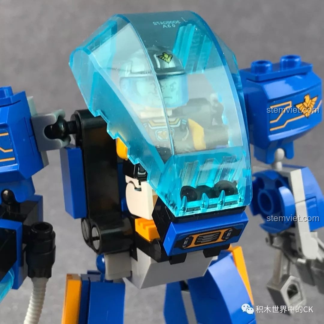 Minifigure ngồi trong buồng lái của Người Máy Khổng Lồ QMAN 2702, sẵn sàng điều khiển.