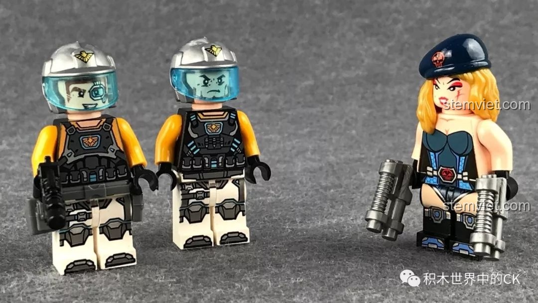 Ba nhân vật minifigure QMAN 2702 Người Máy Khổng Lồ cầm vũ khí, sẵn sàng cho trận chiến.