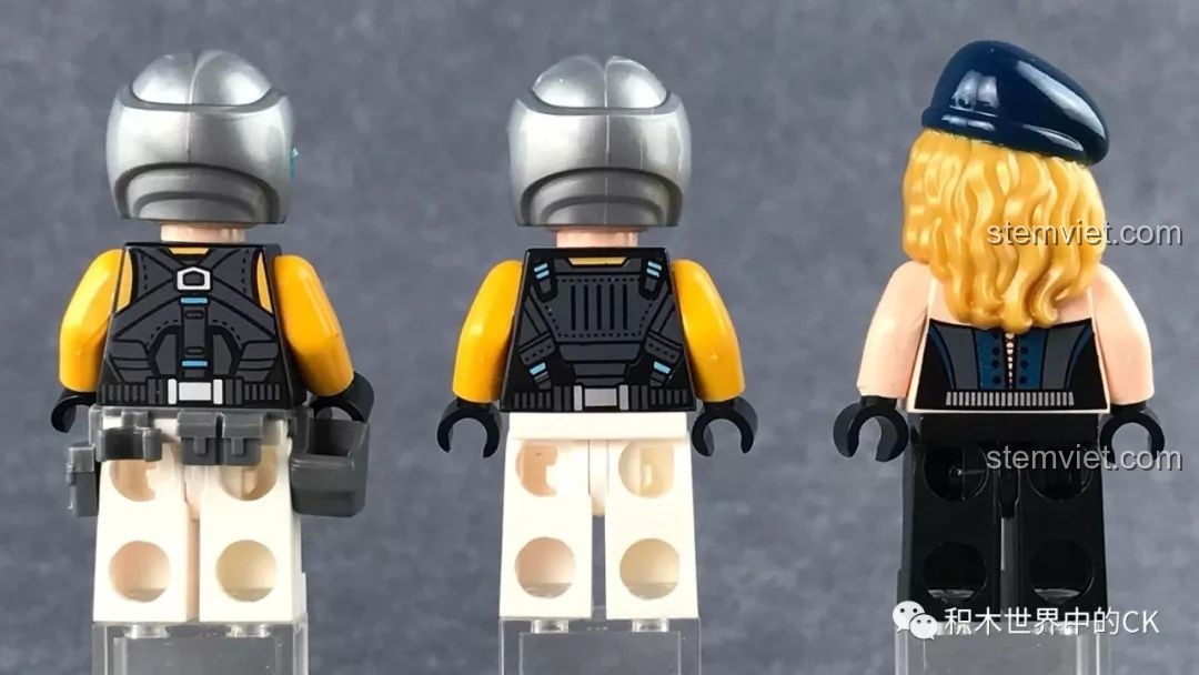Mặt sau của ba nhân vật minifigure QMAN 2702 Người Máy Khổng Lồ, hiển thị chi tiết trang phục và giáp.