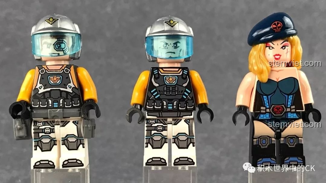 Ba nhân vật minifigure đi kèm bộ đồ chơi lắp ráp QMAN 2702 Người Máy Khổng Lồ, bao gồm hai lính và một nữ chiến binh.