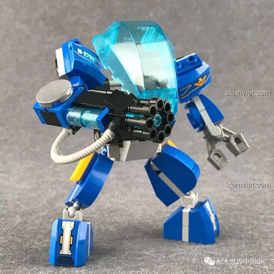 Mô hình Người Máy Khổng Lồ QMAN 2702 ở tư thế đứng vững, kiểm tra độ ổn định.