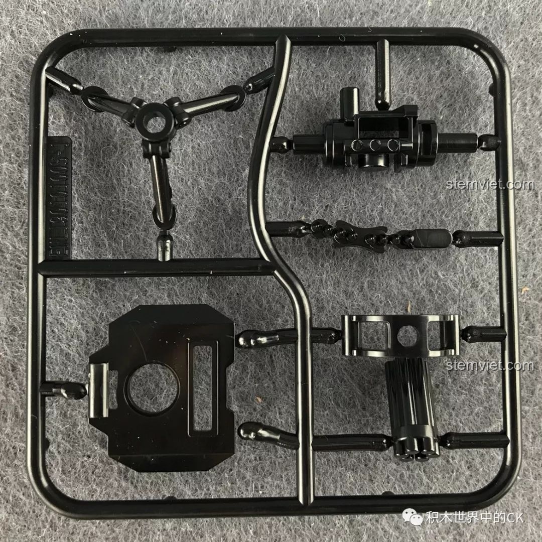 Bảng mảnh ghép vũ khí đi kèm bộ đồ chơi lắp ráp QMAN 2702 Người Máy Khổng Lồ, với súng máy và bao cát.